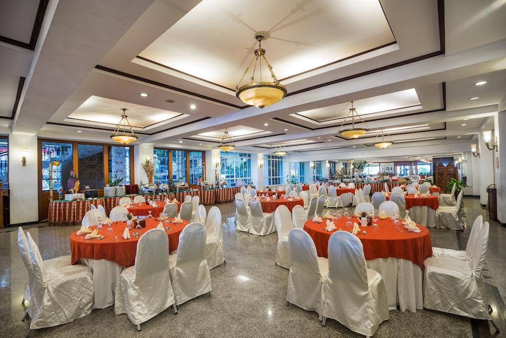 Royal Hotel And Convention Tretes Prigen Экстерьер фото