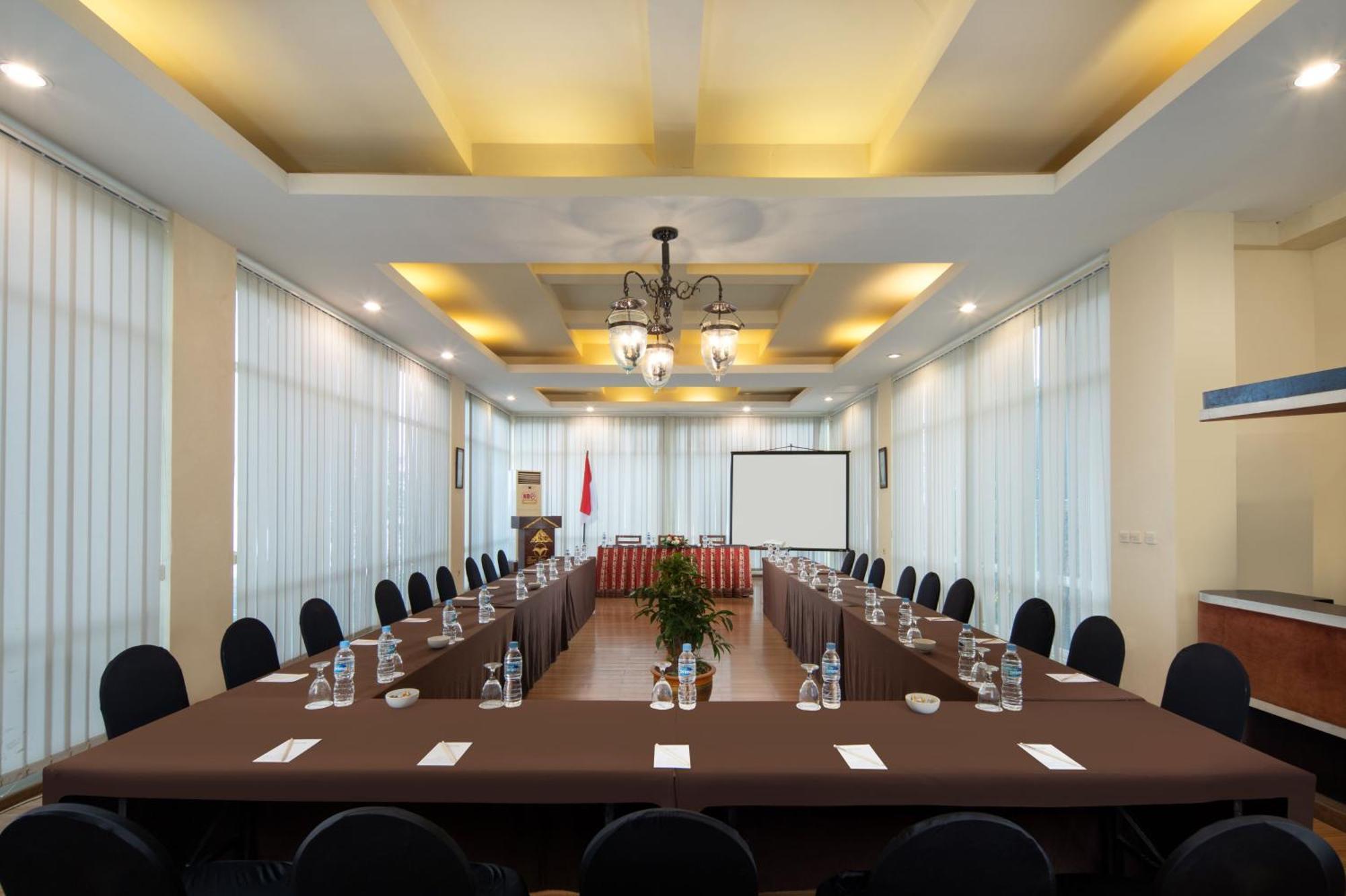 Royal Hotel And Convention Tretes Prigen Экстерьер фото