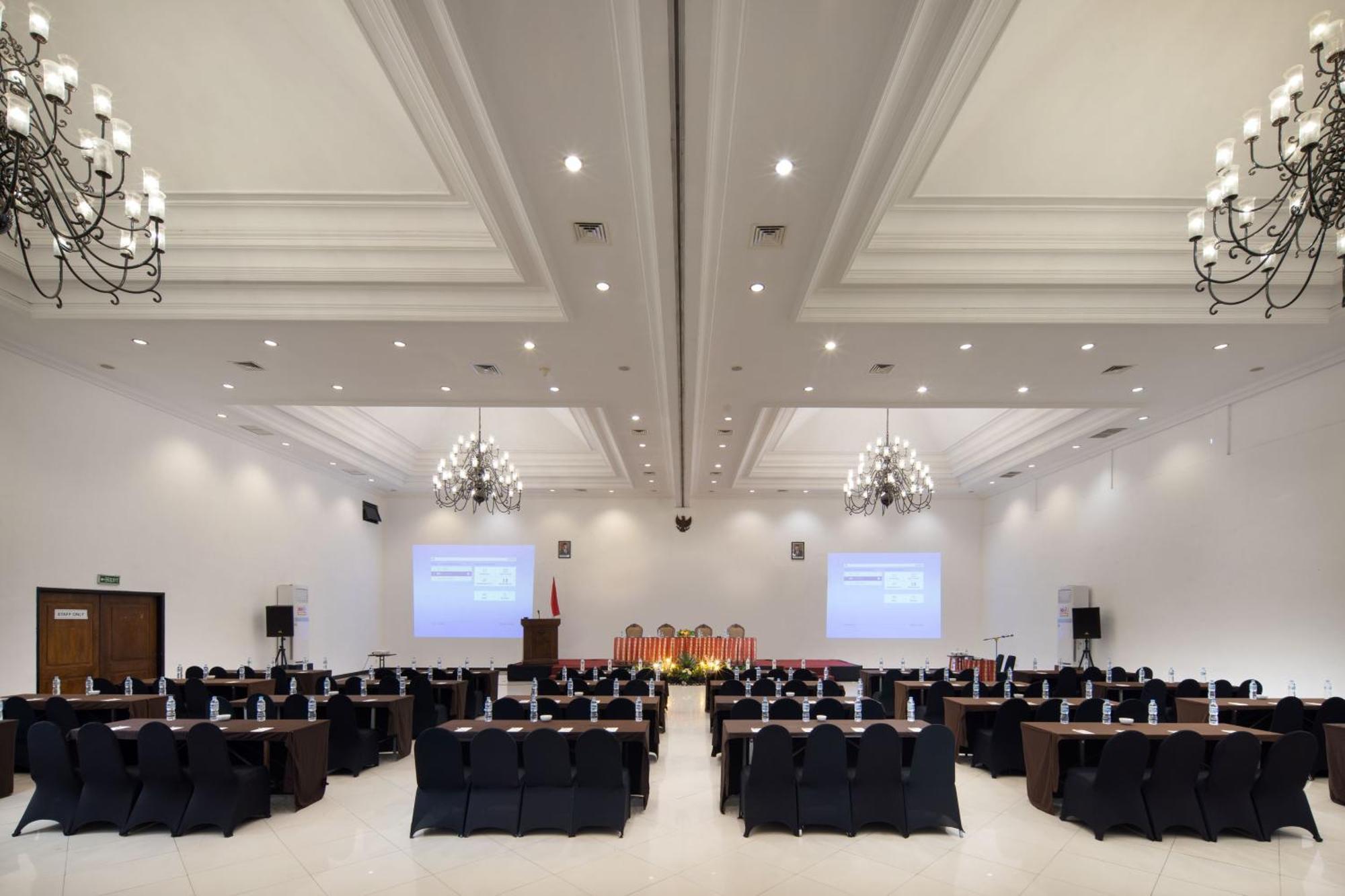 Royal Hotel And Convention Tretes Prigen Экстерьер фото