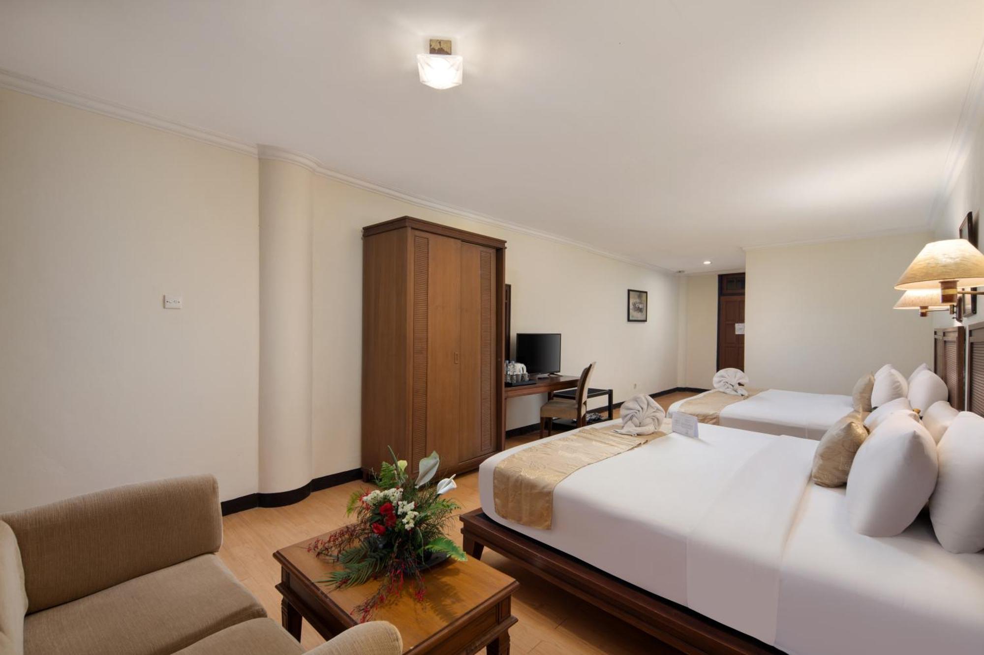 Royal Hotel And Convention Tretes Prigen Экстерьер фото