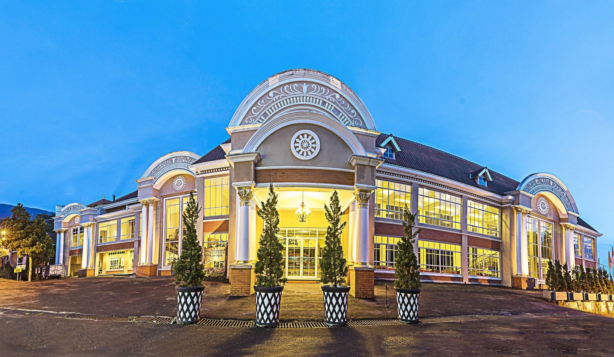 Royal Hotel And Convention Tretes Prigen Экстерьер фото